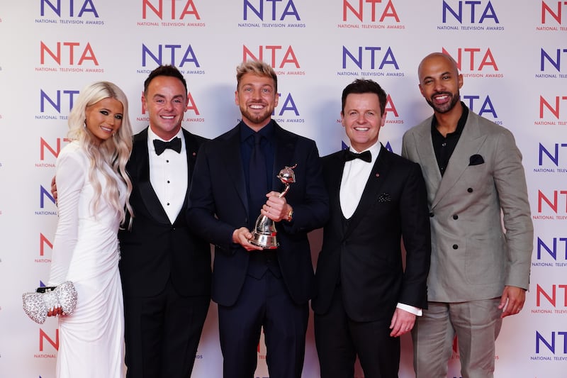 Danielle Harold, Ant McPartlin, Sam Thompson, Declan Donnelly and Marvin Humes, with the entertainment award for I’m a Celebrity