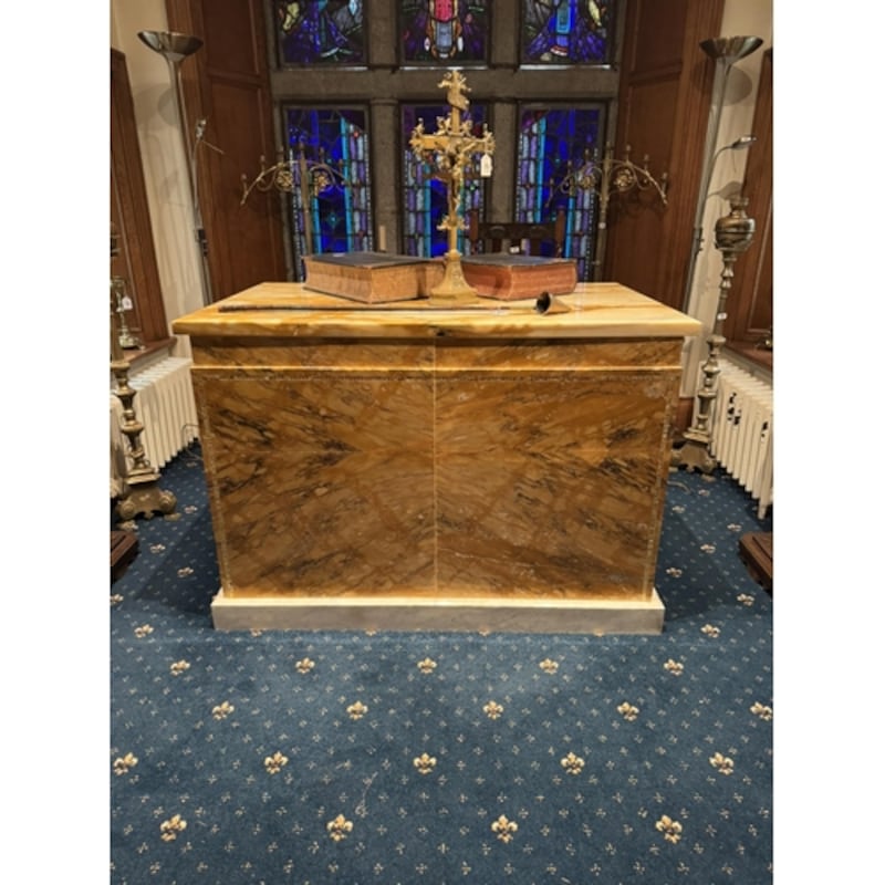 1920s marble altar, with a list estimate of between €300 and €600 (Victor Mee Auctions)