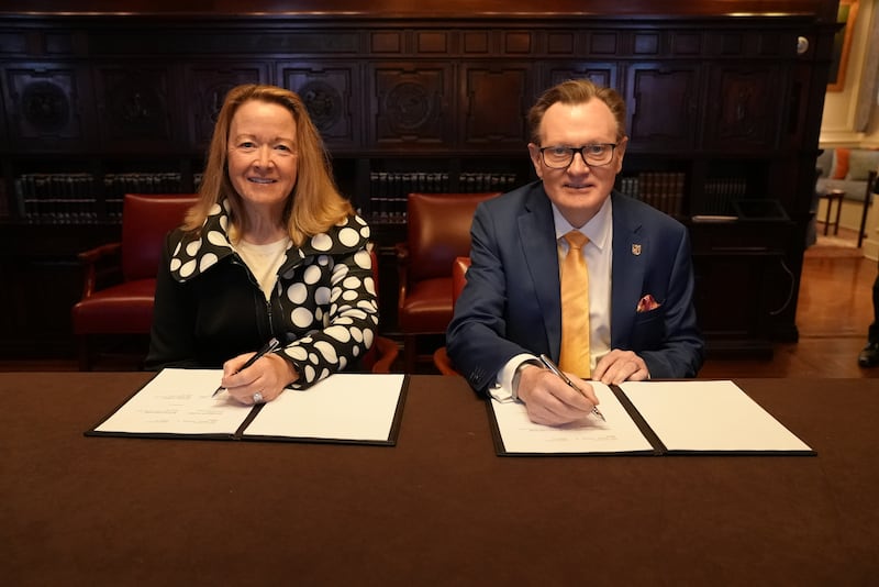2. Olivia ‘Libby’ Duane Adams, Alteryx Co-founder and Chief Advocacy Officer, President and Vice Chancellor of Queen’s Professor Sir Ian Greer sign the agreement for the largest in-kind donation the university has received in New York