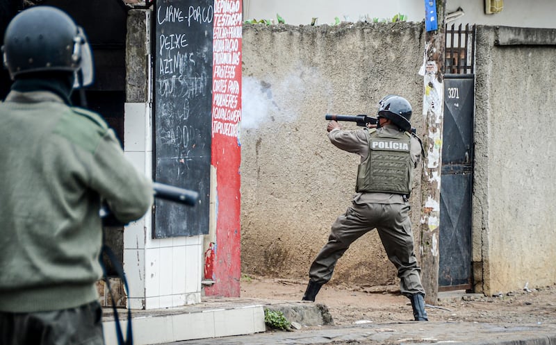 A police officer aims his weapon (Carlos Uqueio/AP)