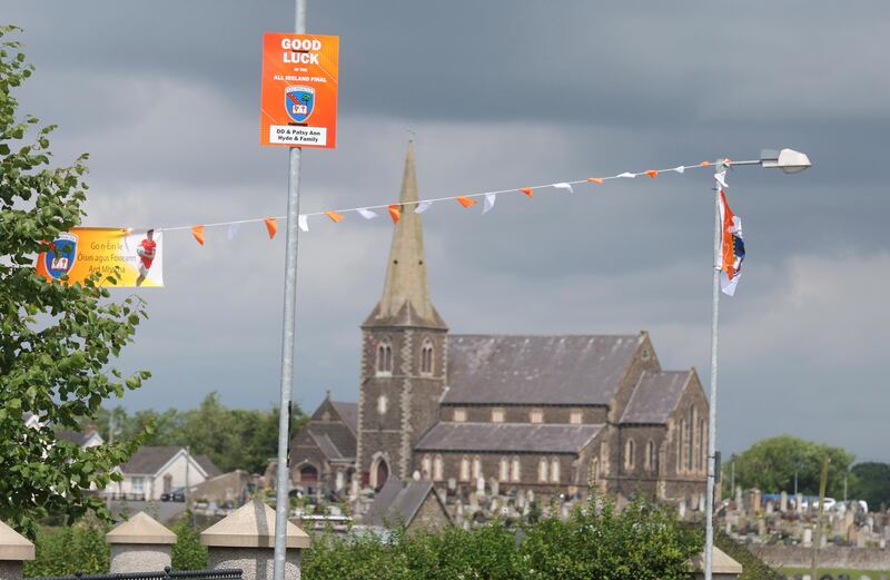 Bunting and signs in the Drumcree are of Portadown.
PICTURE COLM LENAGHAN