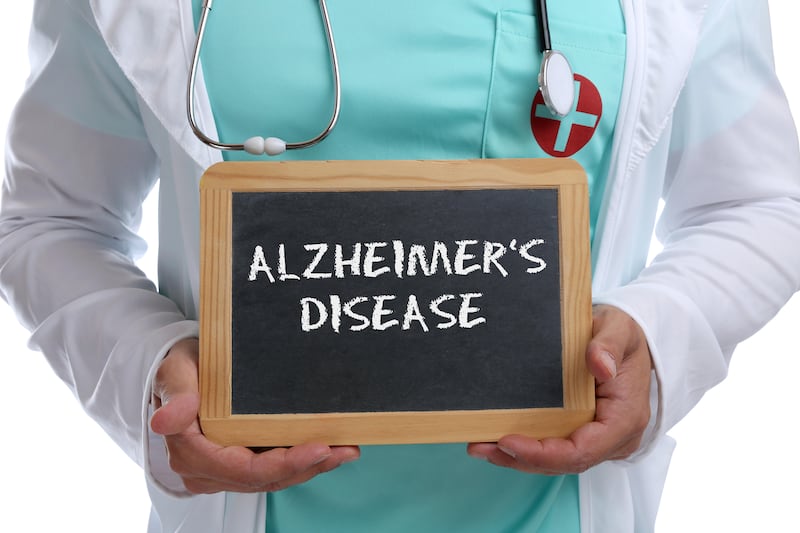 HGE131 Alzheimers disease Alzheimer Alzheimer’s ill illness healthy health young doctor with sign