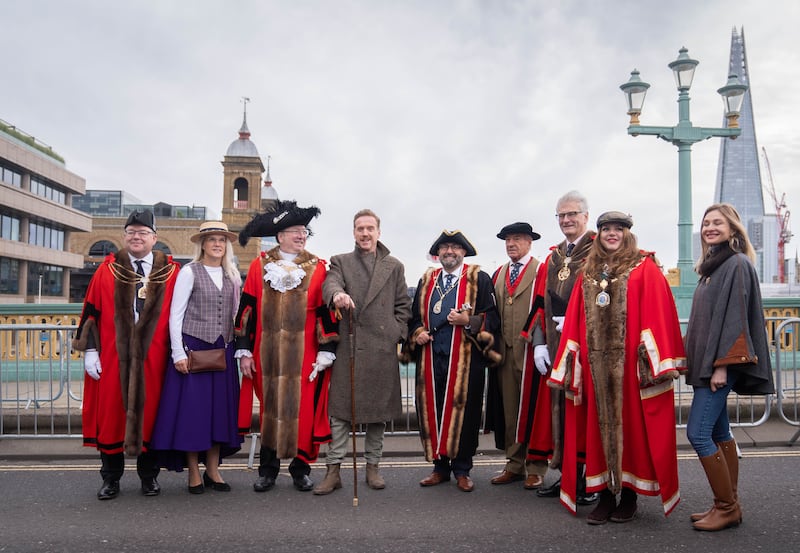 Damien Lewis (centre) poses with Freeman of the City and the Lord Mayor of London, Michael Mainelli (left of Lewis) ahead of driving sheep over Southwark Bridge, London