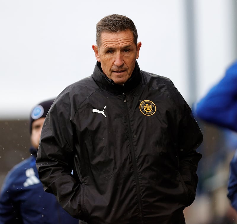 Pacemaker Press.

26-10-24.

 Glenavon Fc v Carrick Rangers Fc

Sports Direct Irish League Premiership,
Carrick Rangers manager Stephen Baxter and  during this afternoon's game at Mourneview Park in Lurgan.  

Photo by Alan Weir/Pacemaker