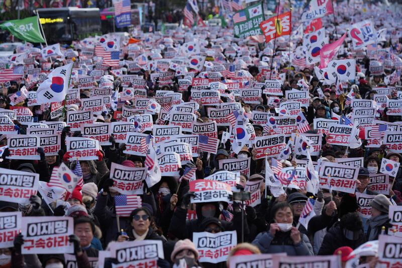 Conservative groups supporting President Yoon Suk Yeol (Lee Jin-man/AP)