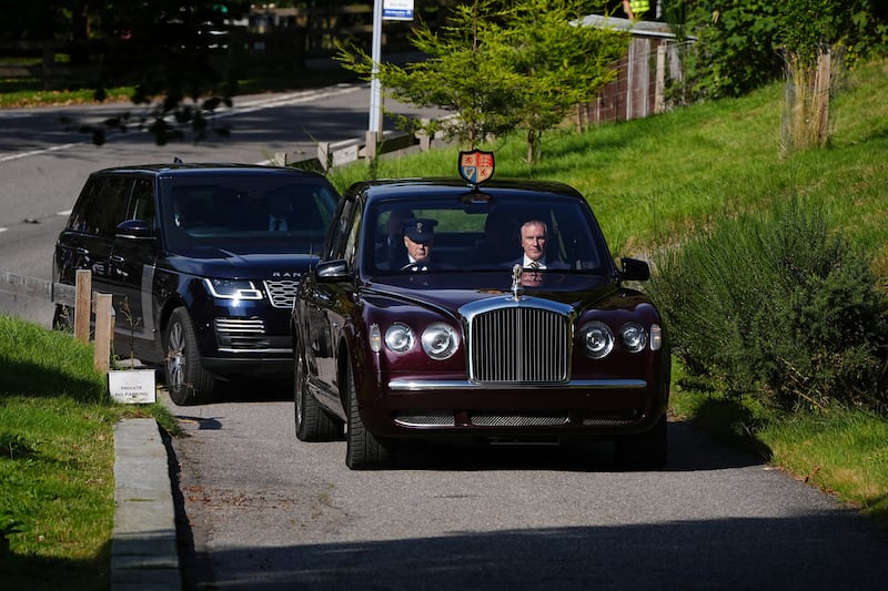 The King and Queen arrive at Crathie Kirk