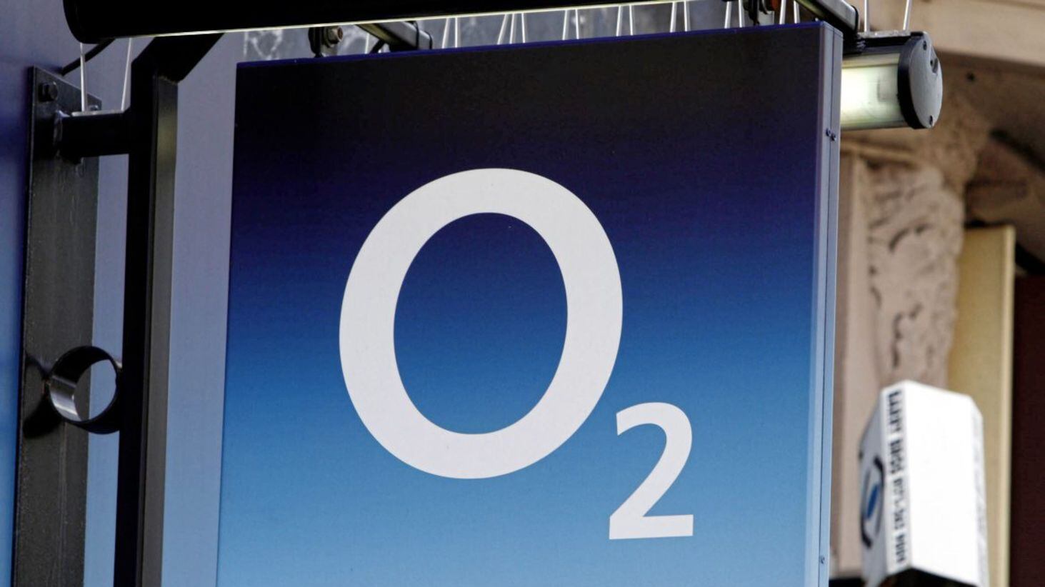 The &pound;10 billion stock market flotation of mobile operator o2 has been put on hold until after Brexit 