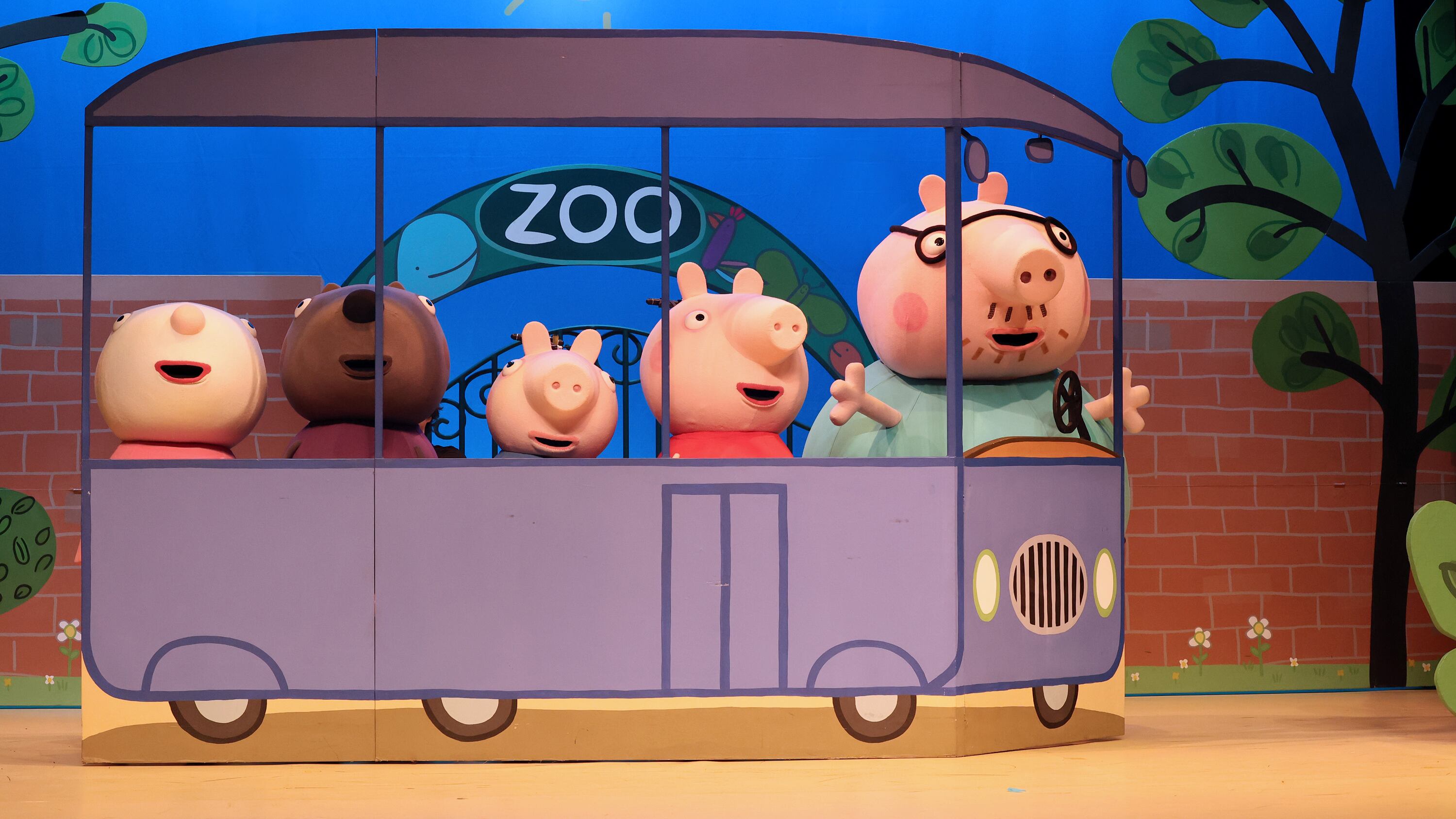 A scene from Peppa Pig Live - going to the zoo.