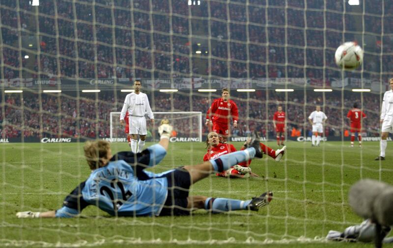 Boudewijn Zenden scores from the penalty spot