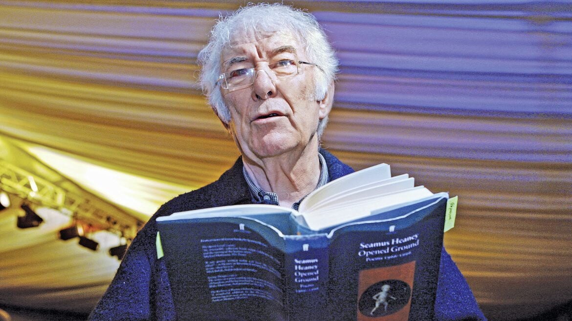 Seamus Heaney reads from his book Opened Ground. Picture by Cliff Donaldson 