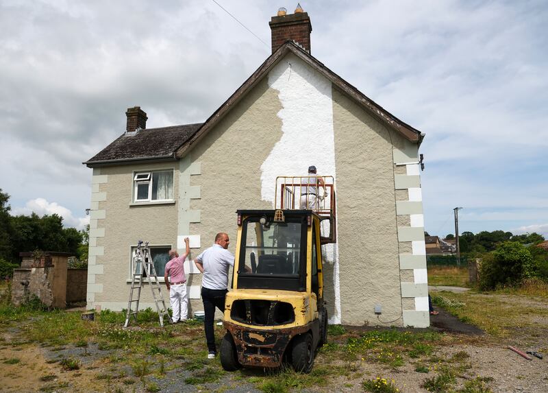 Painting a house Orange and White in Camlough ahead of Armagh’s All Ireland Final against Galway.
PICTURE COLM LENAGHAN