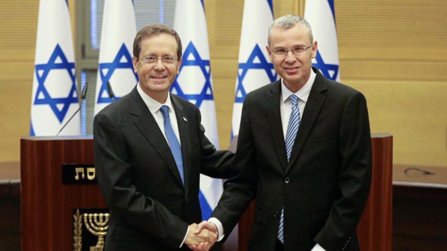 Isaac Herzog shakes hands with Yariv Levin, Speaker of the Knesset. Picture by Ronen Zvulun/Pool Photo via AP 