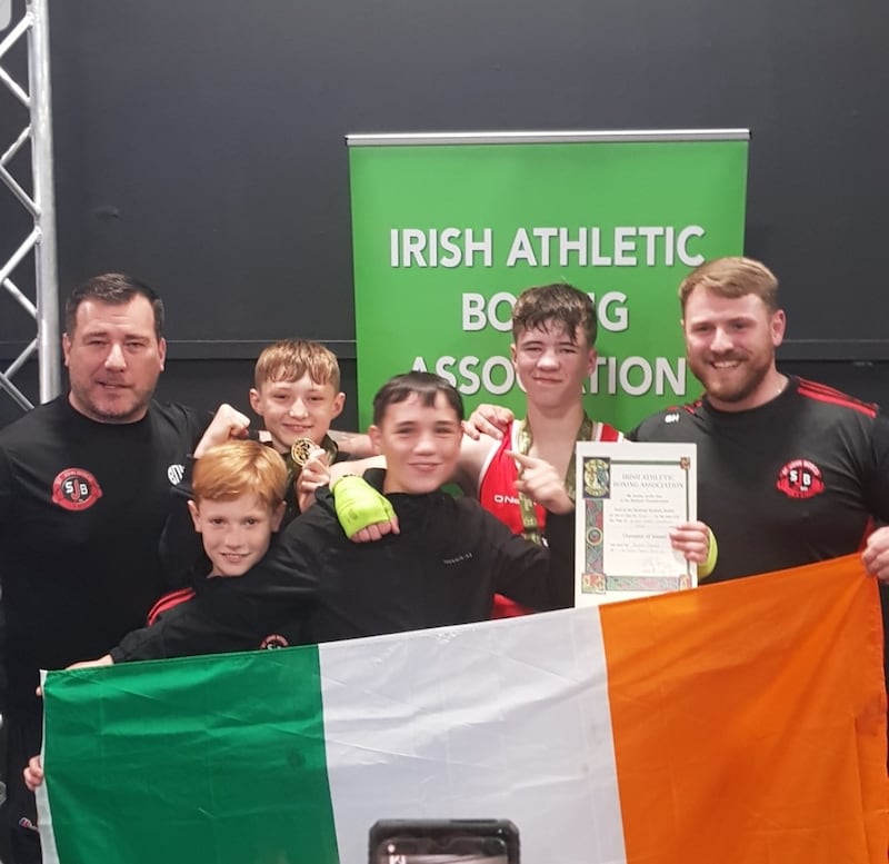 Six Ulster boxers came up trumps at the Irish junior cadet championships recently, with Banbridge BC’s Isaac Ireland, St John Bosco’s Ruairi Walker (both pictured), Kayla Harris (St Monica’s), Connor Lowry (East Down), Rylee Finn (St Nicholas’) and Roisin Hegarty (Illies GG) all taking national titles up the road. Ireland beat Pat Stokes on a 3-2 split in the 36kg final, Walker forced a second round stoppage of Callum O’Brien, Harris beat Dealgan’s Lily Reel on a split, Lowry proved too strong for Eddie McBride, Finn was a unanimous decision winner over Michael Patrick Nevin and Hegarty got the better of Olivia Farrell, 3-2. All are now in the mix for the Irish squad that will travel to the European cadet championships in Bosnia in August