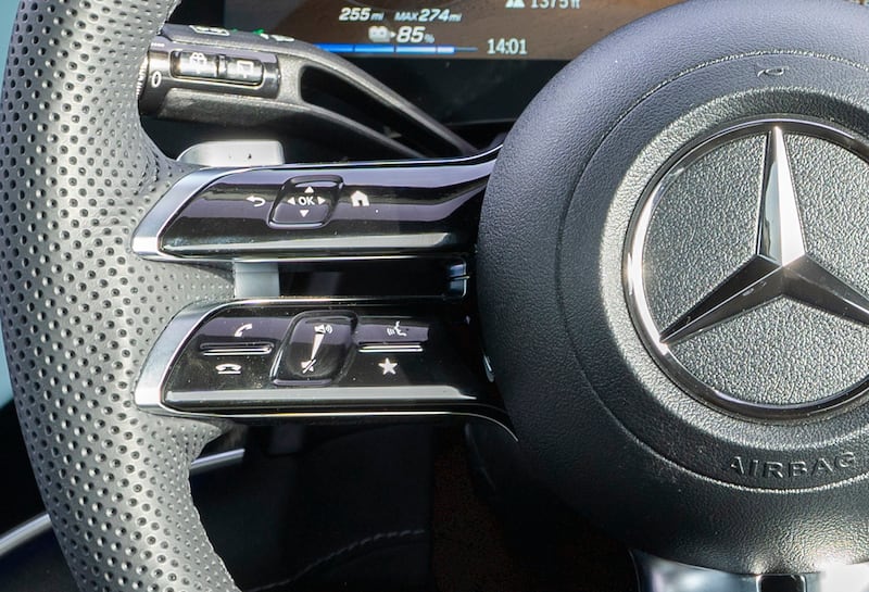 The voice assistant can also be activated via the steering wheel