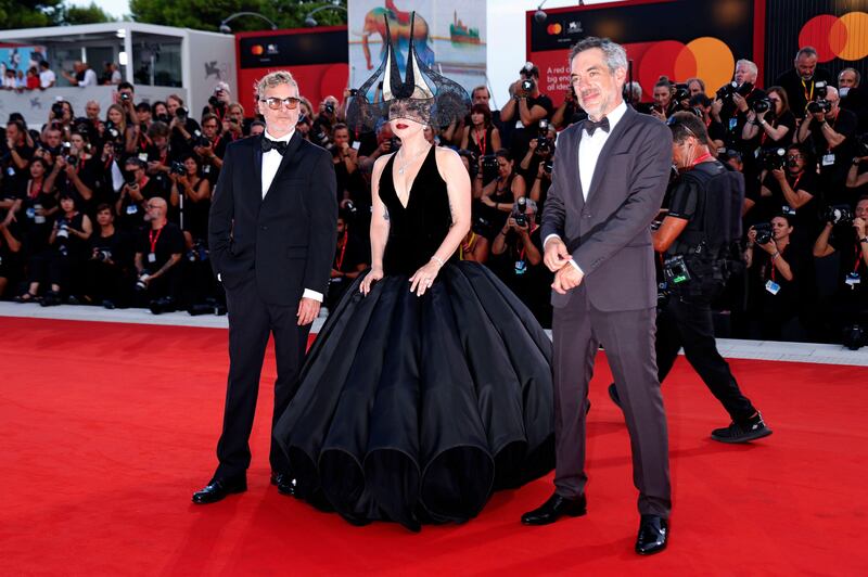 2Y12076 Joaquin Phoenix, Lady Gaga und Todd Phillips bei der Premiere des Kinofilms ‘Joker: Folie a Deux’ auf der Biennale di Venezia 2024 / 81. Internationale Filmfestspiele von Venedig im Palazzo del Cinema. Venedig, 04.09.2024