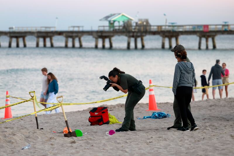 Investigators on the Florida beach (Mike Stocker/South Florida Sun-Sentinel via AP)