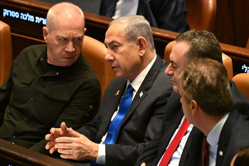 Benjamin Netanyahu speaks to Yoav Gallant (Debbie Hill/Pool Photo via AP)