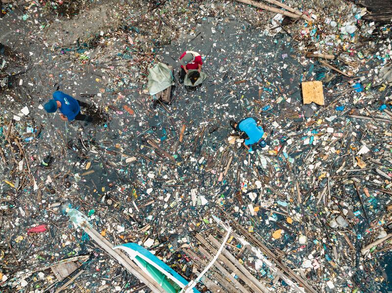 Riverside trash accumulated at the shores connected to Manila bay. (Greenpeace)