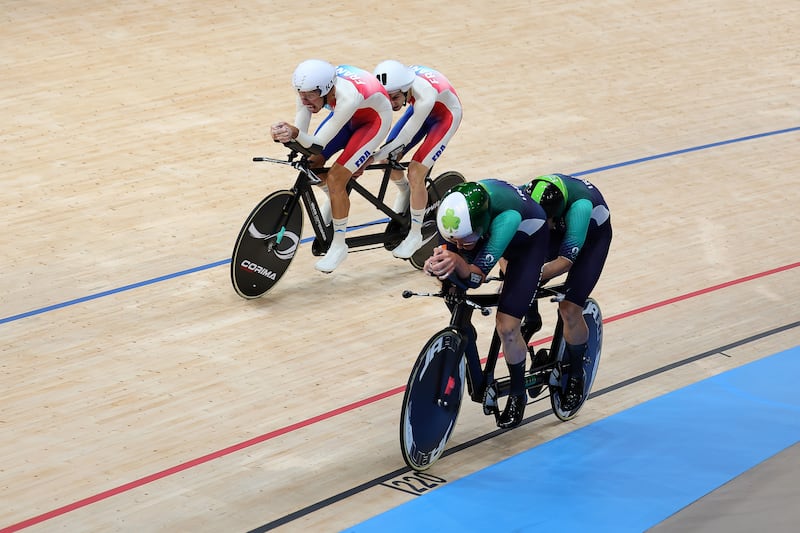 PARIS, FRANCE - AUGUST 29: Alexandre Lloveras and pilot Yoann Paillot of Team France (L) and Damien Vereker and pilot Mitchell Mclaughlin of Team Ireland compete during the Men's B 4000m Individual Pursuit Qualifying on day one of the Paris 2024 Summer Paralympic Games at Saint-Quentin-en-Yvelines Velodrome on August 29, 2024 in Paris, France. (Photo by Alex Slitz/Getty Images)