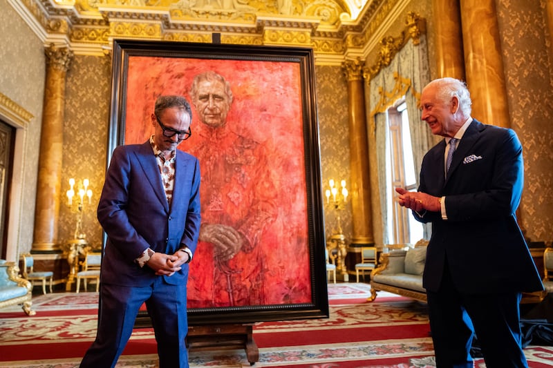 Artist Jonathan Yeo and the King at the unveiling of Yeo’s portrait