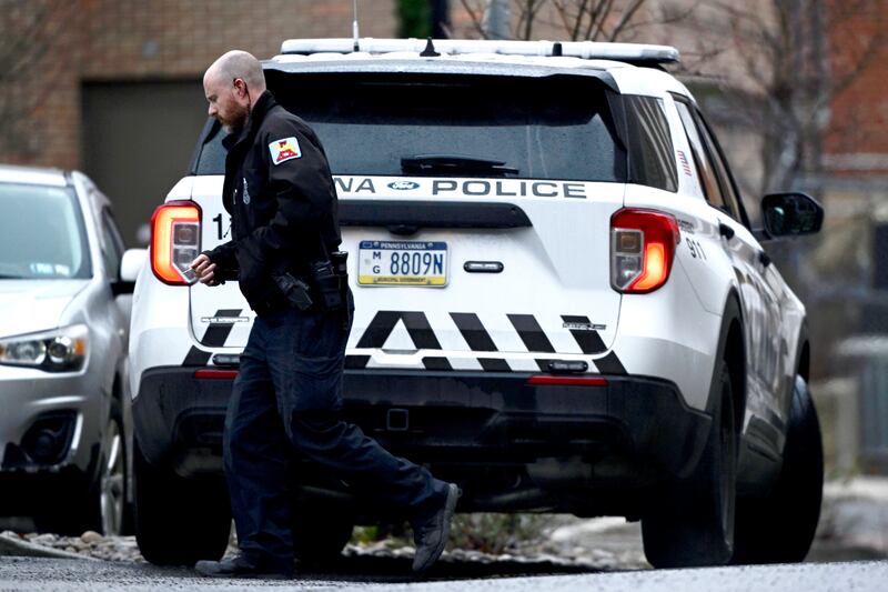 A law enforcement officer walks into the Altoona Police Department (Benjamin B Braun/Pittsburgh Post-Gazette via AP)