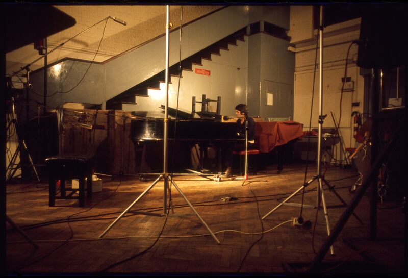 Paul McCartney at EMI Studios in London, August 1974 (1974 MPL Communications Ltd/Photographer: David Litchfield)