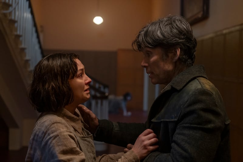 Zara Devin as Sarah Raymond and Cillian Murphy as Bill Furlong