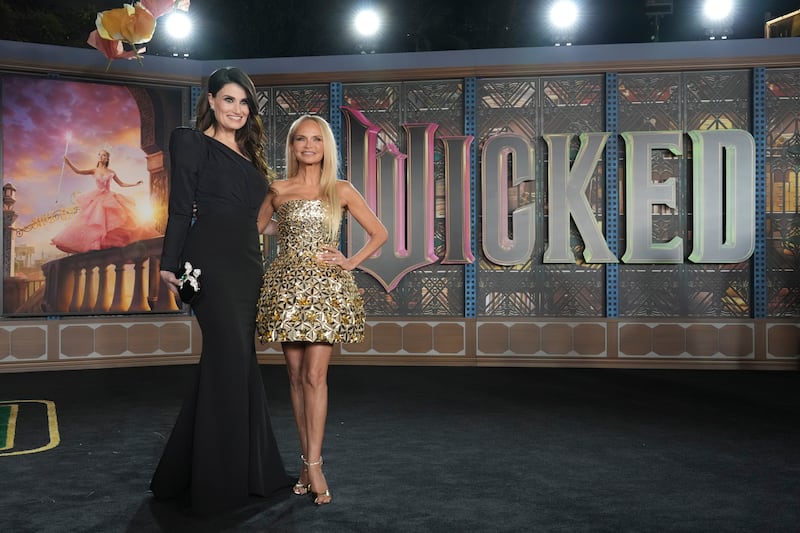 Idina Menzel and Kristin Chenoweth (Jordan Strauss/Invision/AP)