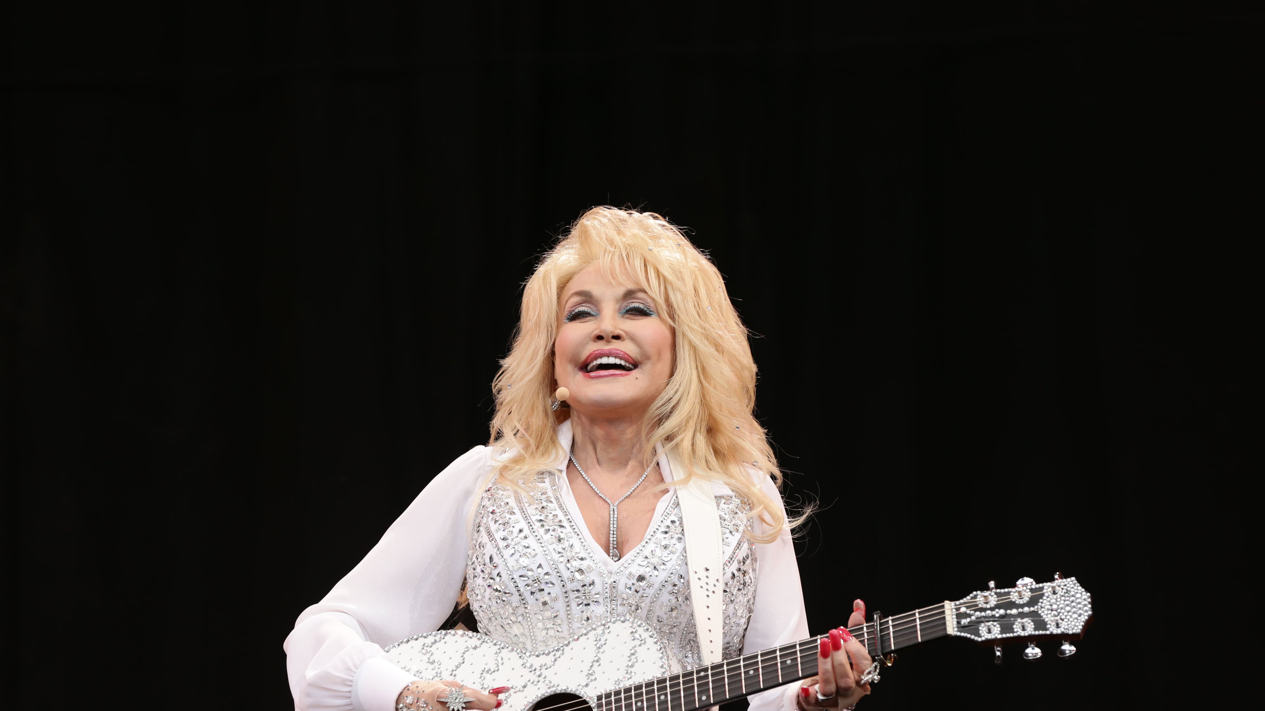 Dolly Parton has been sent a Wrexham AFC scarf by the football club’s owners Ryan Reynolds and Rob McElhenney