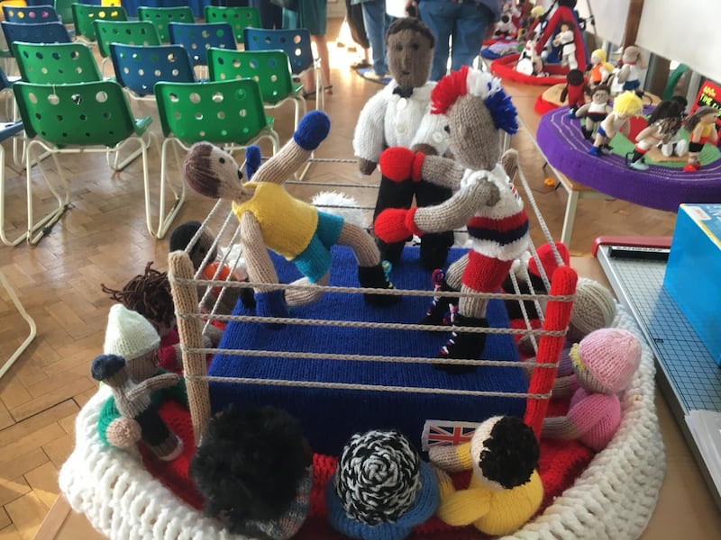 Yarn spectators watching a boxing match