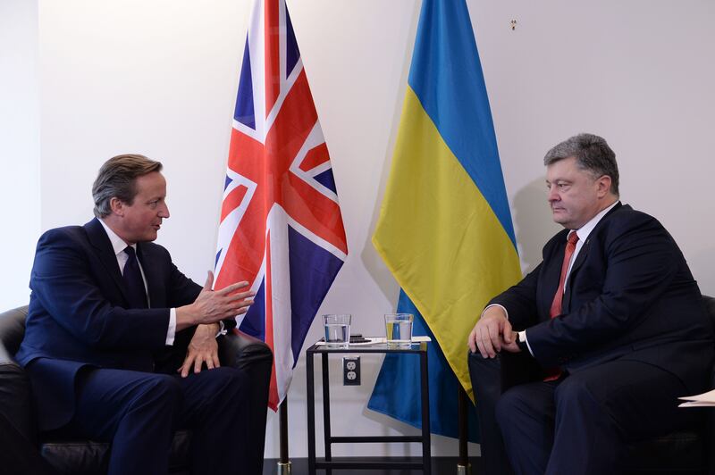 David Cameron holding a bilateral meeting with then-Ukrainian president Petro Poroshenko