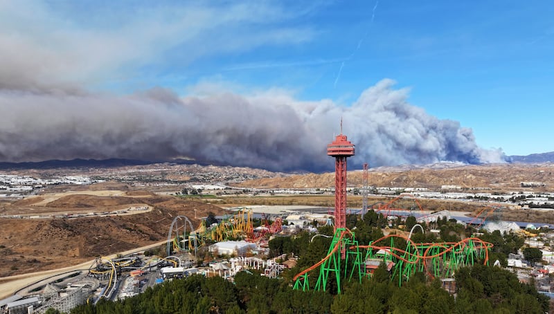 The tower at Six Flags Magic Mountain with the Hughes fire burning in Castaic (Dean Musgrove/The Orange County Register/AP)