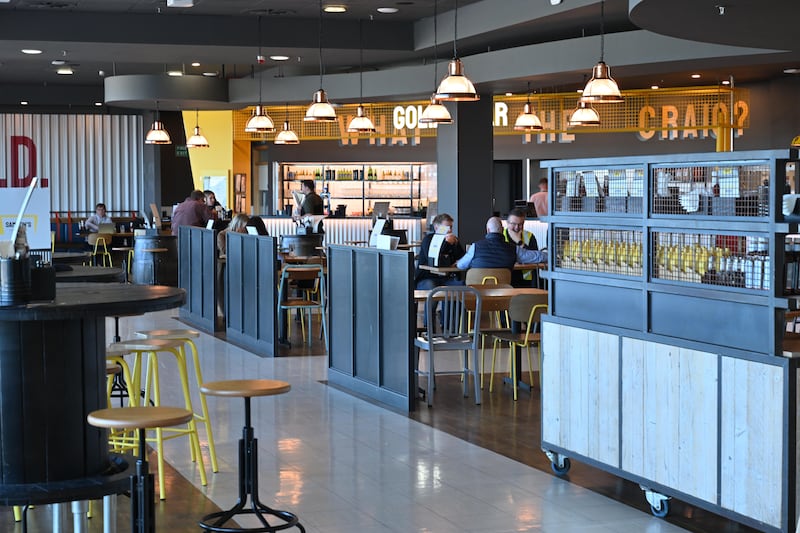 A new Northern Irish themed restaurant has opened in Belfast City Airport, creating 30 jobs and introducing table service to the airport for the first time.
Samson’s Kitchen & Bar, which is inspired by Belfast and the iconic Samson and Goliath cranes, is a bespoke concept exclusively created by TRG Concessions in collaboration with the airport.