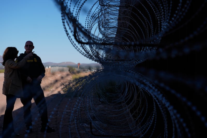 Kamala Harris talks with US Border Patrol officers Carolyn Kaster/AP)