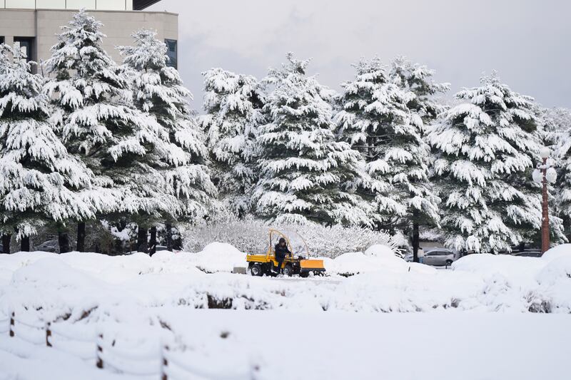 Snow covered the National Assembly in Seoul (AP)