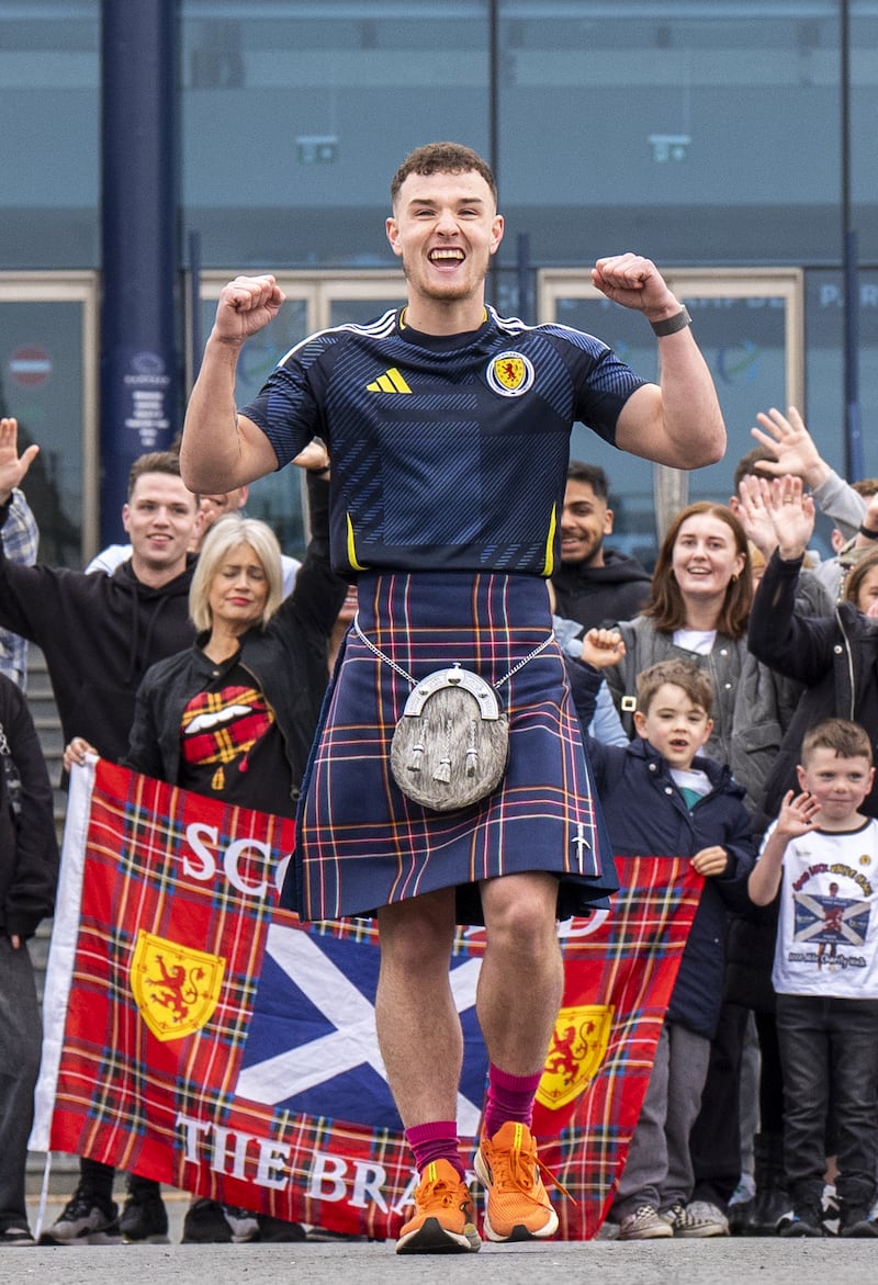 Craig Ferguson begins his 1,000 mile walk from Hampden Park