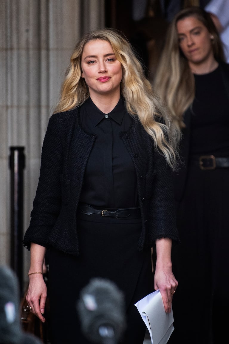 Amber Heard criticises social media in response to Blake Lively