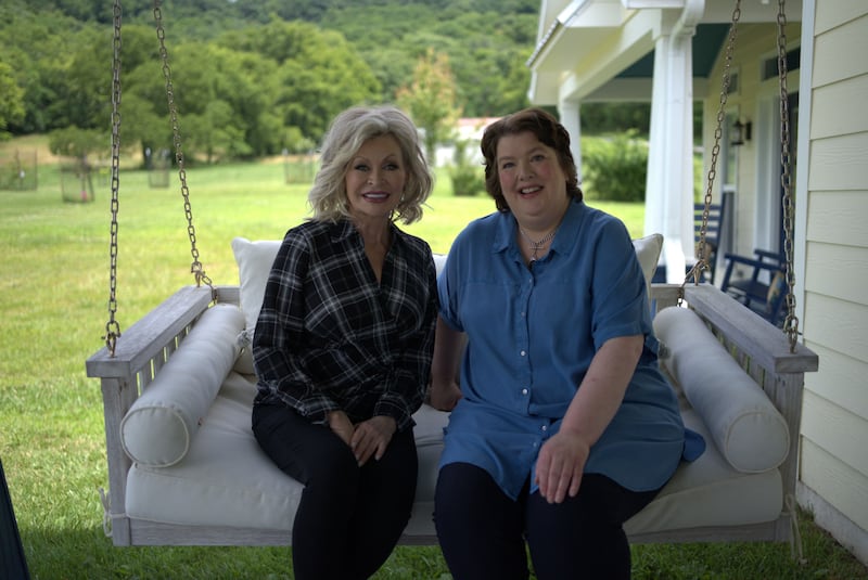 Paula McIntyre enjoys a chat with Rachel Parton George, at her home in Tennesse