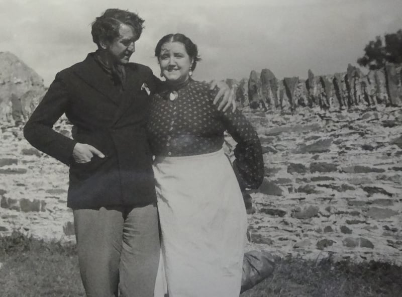 Brian Desmond Hurst and the Abbey Theatre's Sara Allgood during filming of Irish Hearts in 1934