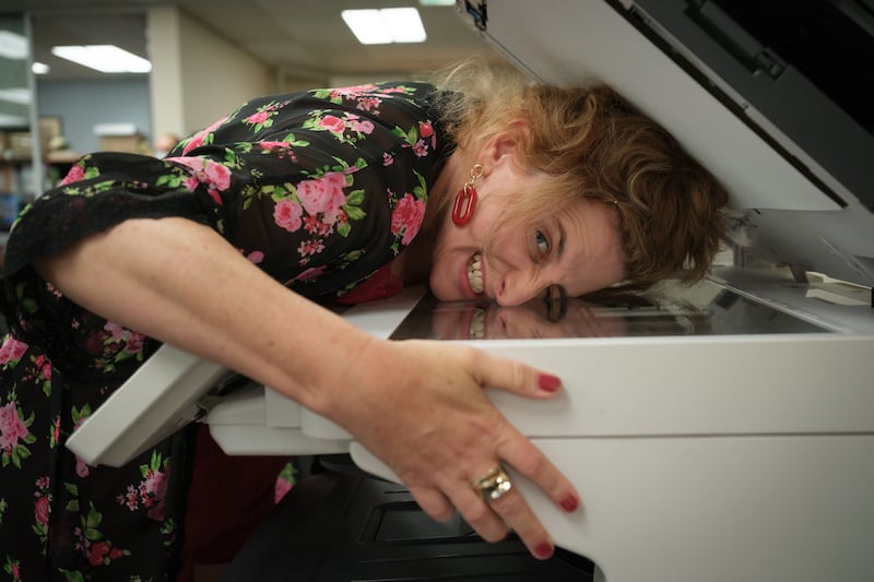 Hannah Howard (Felicity Ward) photocopying her face