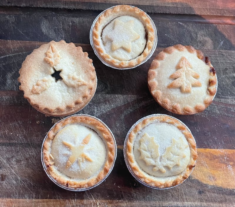 Six mince pies on a board